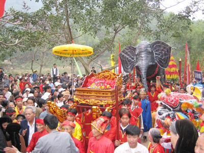 Lễ hội Gióng tại đền Sóc, Hà Nội.
